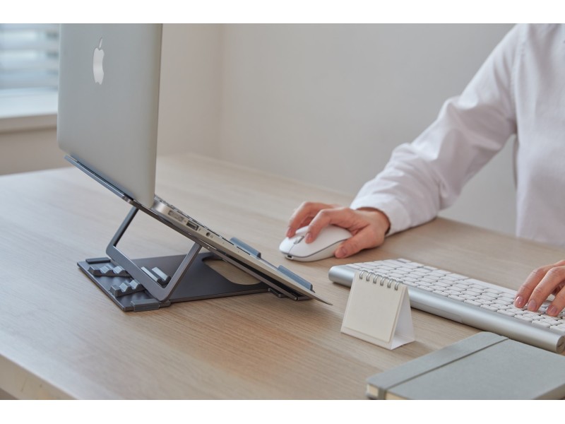 POUT EYES 3 ANGLE Aluminum portable laptop stand silver POUT-02301S – POUT Охладители за лаптоп