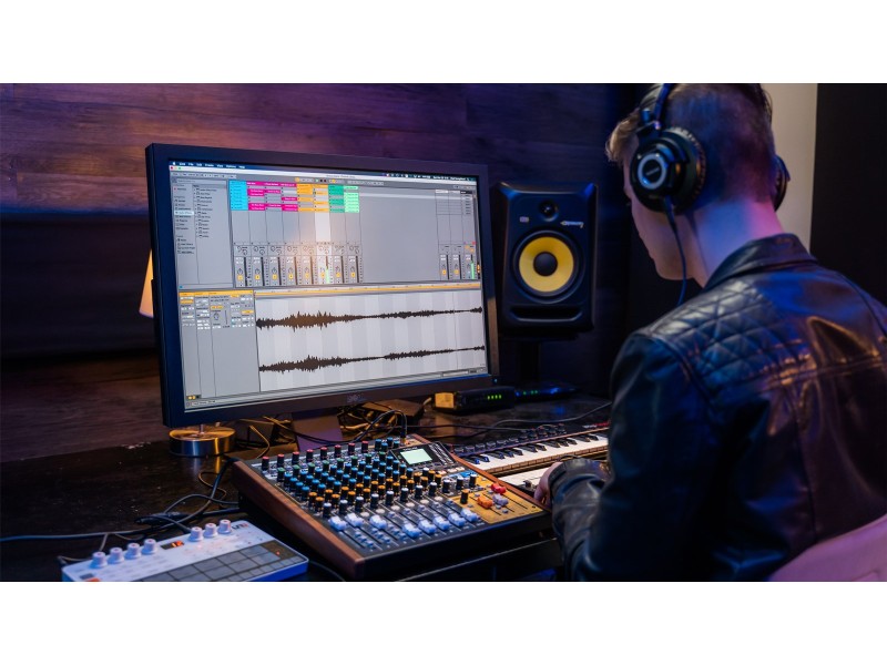 Tascam Model 12 12 channels 20 - 20000 Hz Black, Wood MODEL 12 – TASCAM Звукови Системи