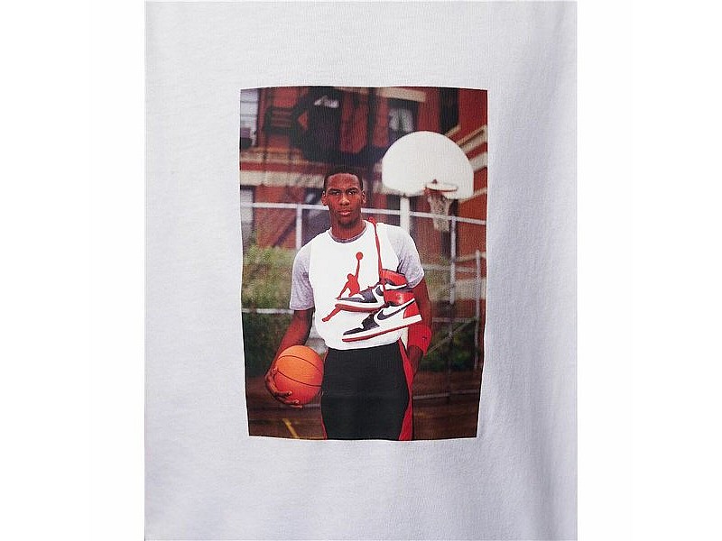 Детска тениска с къс ръкав Jordan Jdb Mj Brand Photo Ss Crew Бял Детска тениска с къс ръкав Jordan Jdb Mj Brand Photo Ss Crew Бял