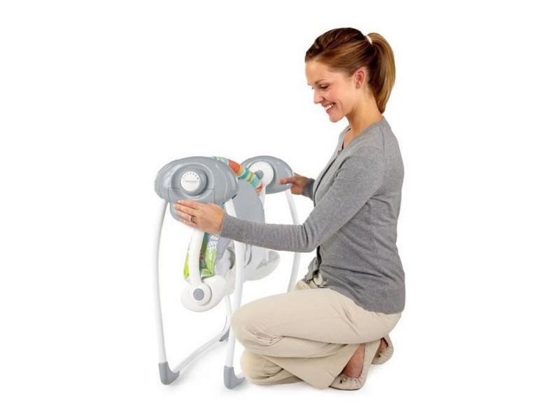 Люлеещ се стол Ingenuity Compact portable swing Многоцветен Животни NaN –  BB Люлеещи се столове