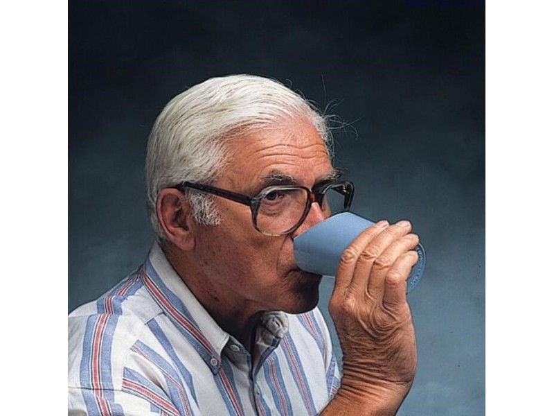 Mug with a cut-out