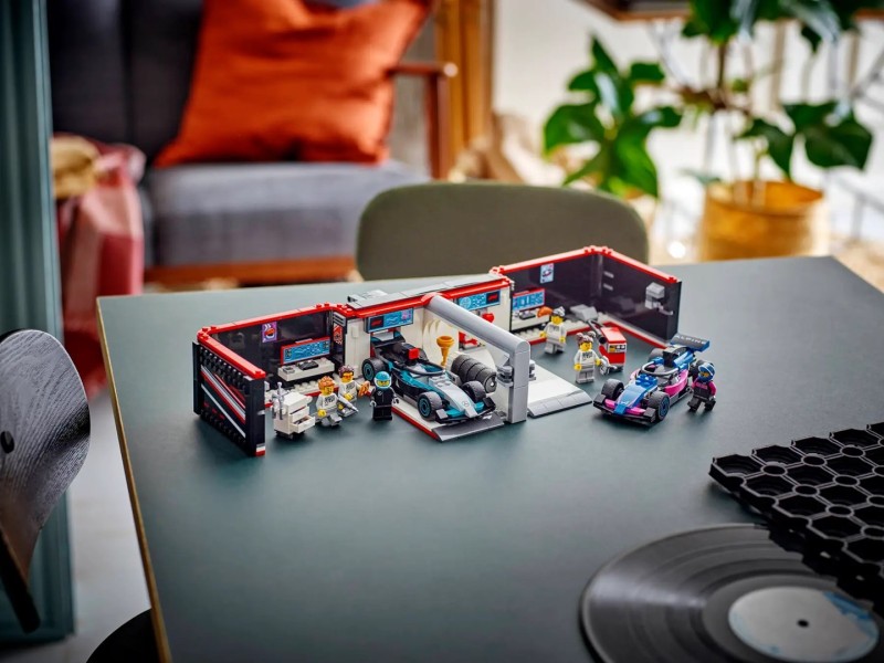 LEGO CITY 60444 F1 Garage & Mercedes-AMG & Alpine Cars LEGO CITY 60444 F1 Garage & Mercedes-AMG & Alpine Cars