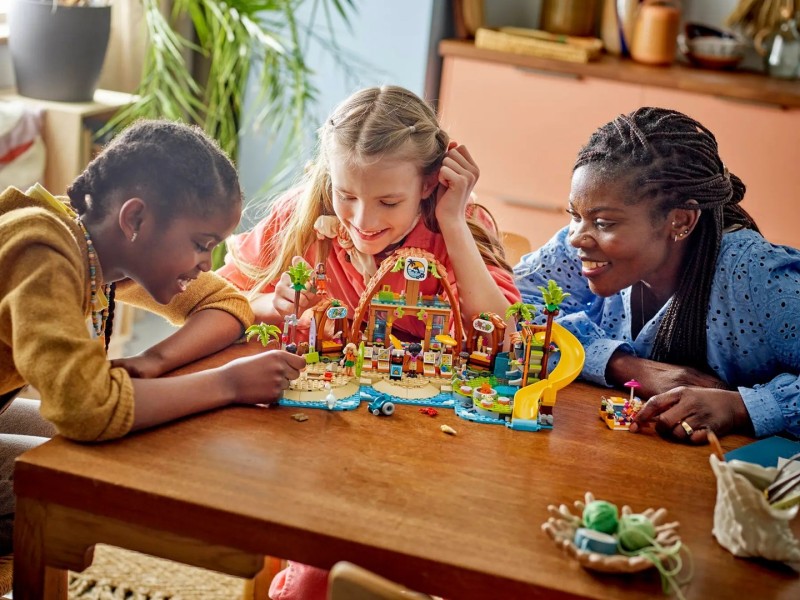 LEGO FRIENDS 42673 Family Vacation Beach Resort